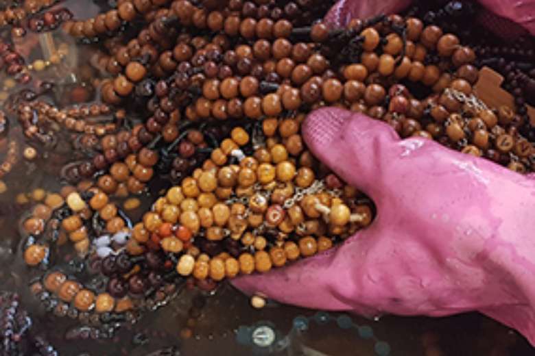 Korean Catholics produce rosaries to support missionaries