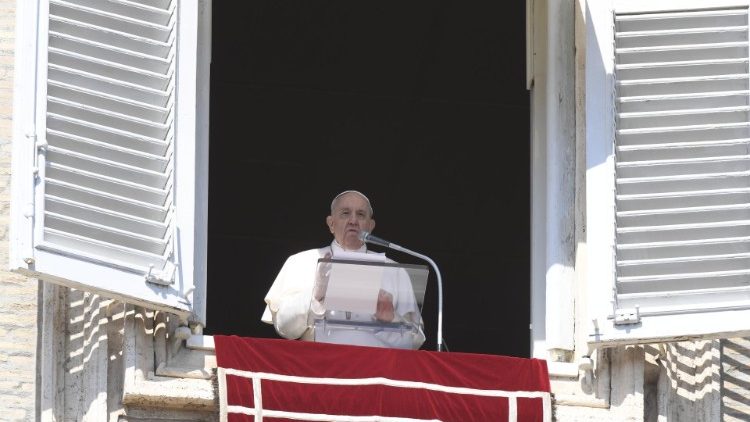 Pope at Angelus: Let God’s light surprise and reawaken our hearts
