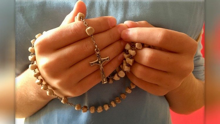 Pope tweets support for ACN children’s Rosary campaign