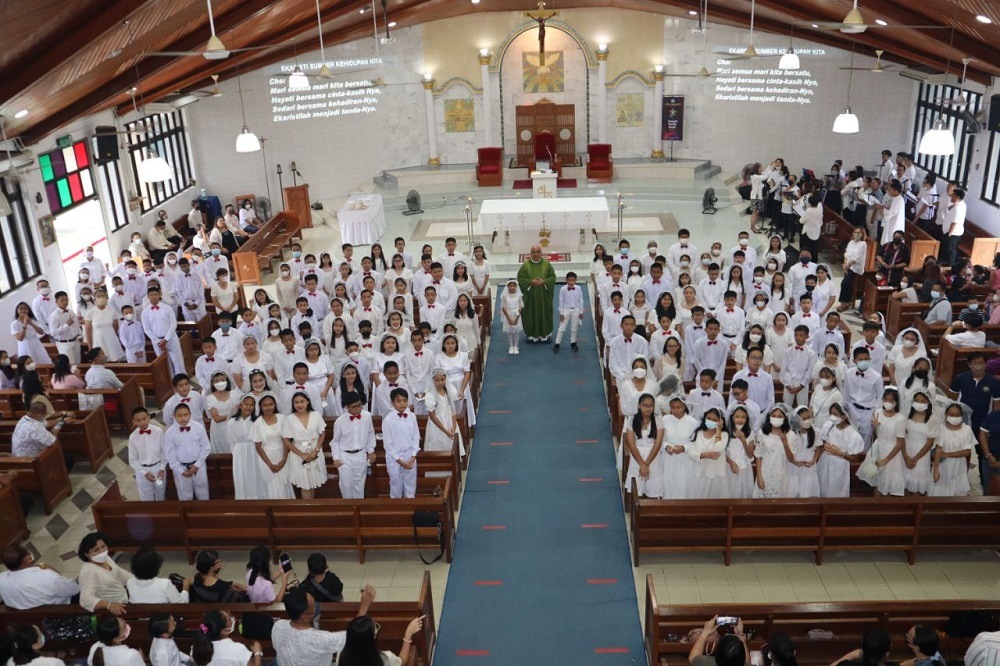 142 pelajar menerima Komuni Suci Pertama