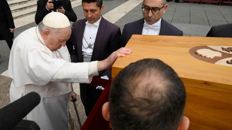 Cardinal Gregory Benedict Was A Teacher Who Both Spoke And Listened Pope Francis Prays Over The Casket Of The Late Pope Emeritus Benedict XVI Vatican Media