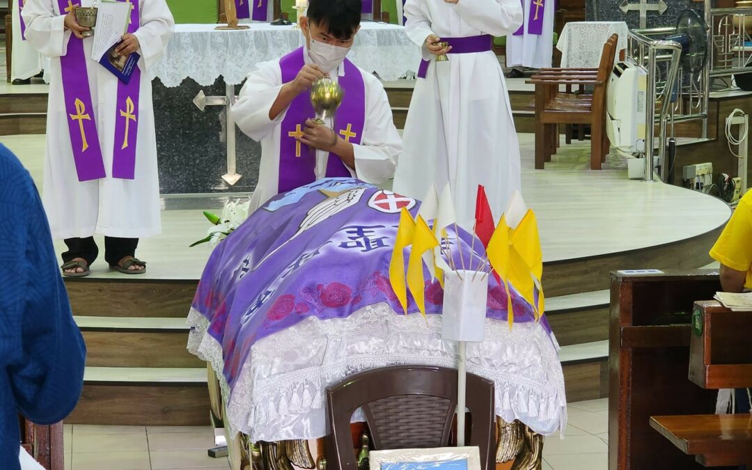 Family and friends celebrate the “Graduation” of life of Catechist Helen Goh