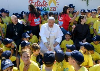 Bapa Suci Fransiskus melawat kanak-kanak Kem Musim Panas Vatikan