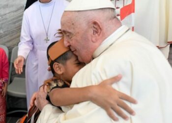 教宗在雅加達開啟旅程，擁抱孤兒、窮人和難民