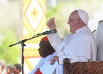 教宗在巴新會見青年：選擇和睦，扶持那些跌倒的人