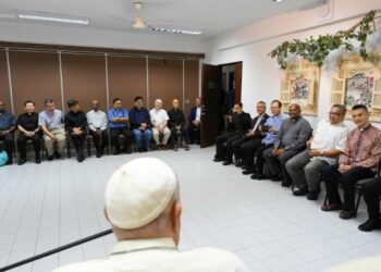 Pope discusses prayer and vocation with Jesuits in Singapore