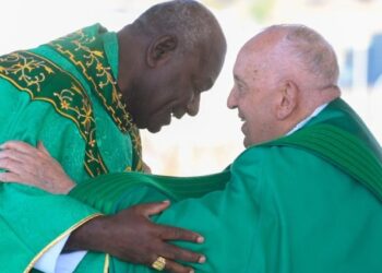 Pope to Papuans: God draws close to those who feel far away