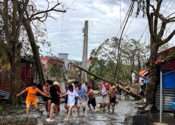 Pope prays for victims of floods in Asia, renews calls for peace