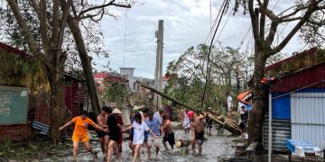 Pope prays for victims of floods in Asia, renews calls for peace