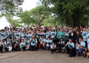 Christmas beach cleaning by KK Interchurches