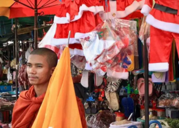 Cambodians reshape Christmas to herald-in better times