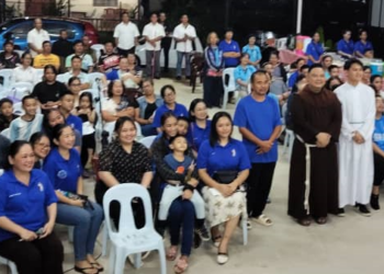 Hujan lebat tidak mematahkan semangat untuk hadir Misa pertama