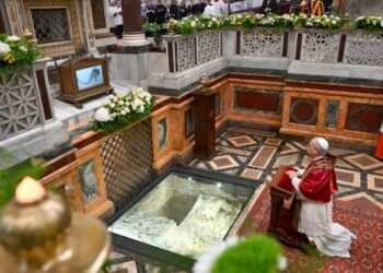 Bapa Suci Leo berdoa di makam St Paul