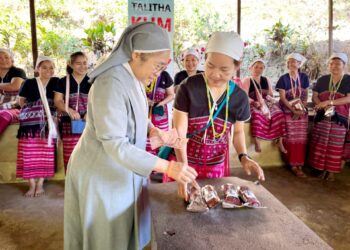 Catholic religious receives top anti-human trafficking award in Thailand