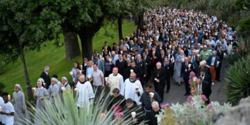 Pope at Rosary for closure of the Marian month: Let us walk with Mary