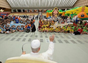 教宗與梵蒂岡夏令營兒童和波蘭300多名兒童會面