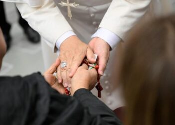 Pope Leo urges Catholics to pray daily Rosary for Peace in October