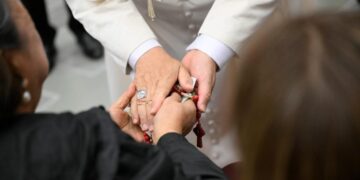 Pope Leo urges Catholics to pray daily Rosary for Peace in October