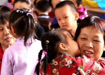 Chinese youth, parishioners visit elderly on Chongyang Festival