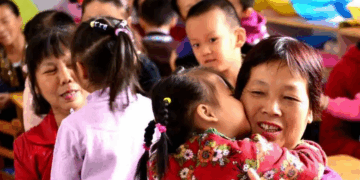 Chinese youth, parishioners visit elderly on Chongyang Festival