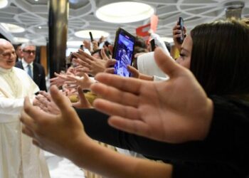 Pope to students: Do not let technology use you