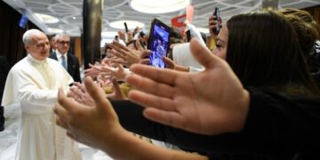 Pope to students: Do not let technology use you