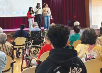 Pelajar kongsi sukacita Krismas bersama warga emas