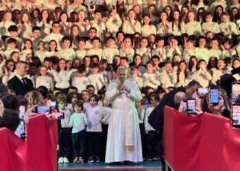 Pope to school children: At Christmas, build peace and unity