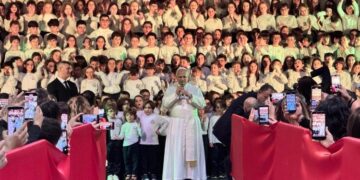 Pope to school children: At Christmas, build peace and unity