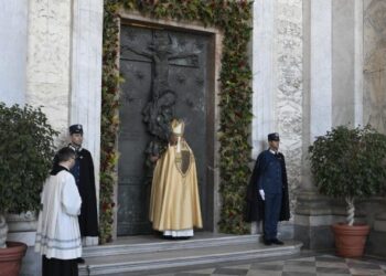 Closeness is the legacy of the Jubilee, says Cardinal at closing of St John Lateran Holy Door