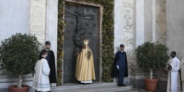 Closeness is the legacy of the Jubilee, says Cardinal at closing of St John Lateran Holy Door