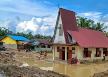 Indonesians in disaster-struck Sumatra hold Christmas mass