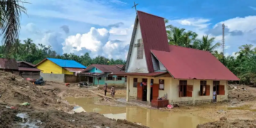 Indonesians in disaster-struck Sumatra hold Christmas mass