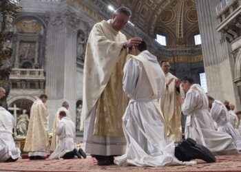 Pope calls for more collegiality in letter on priestly ministry