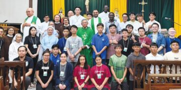 Melayani sesama dengan kasih