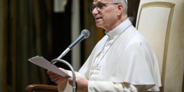 Pope: Avoid both naiveté and ‘prophets of doom’