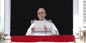 Pope at Angelus: Faith opens our eyes to suffering humanity