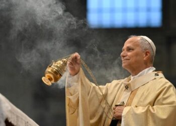 Pope ordains new priests and calls them to be channels of life