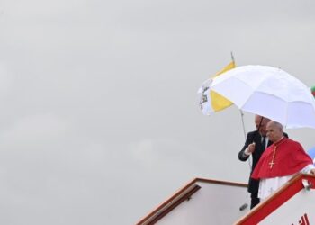 Pope on board plane to Algeria: ‘I am not a politician, I speak of the Gospel’