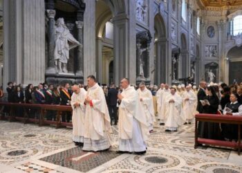 Pope ordains four bishops for Rome: Be men of peace and unity