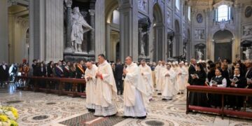 Pope ordains four bishops for Rome: Be men of peace and unity