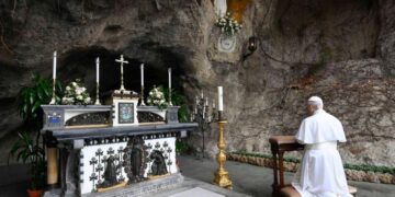 Pope to lead worldwide Rosary for peace in Vatican Gardens
