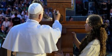 Day one in Spain: Pope challenges youth to change history with love