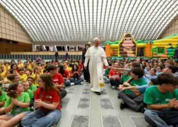 Pope: Technology should serve friendships, not replace them