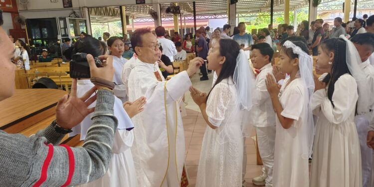 141 Kanak-Kanak terima Komuni Pertama di Paroki St Peter Claver Ranau pada Hari Raya Tubuh dan Darah Kristus