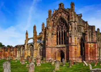 Hundreds mark 890th anniversary of Scotland’s Melrose Abbey