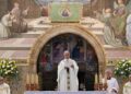 In Assisi, Pope encourages young people to ‘touch the suffering flesh of others’
