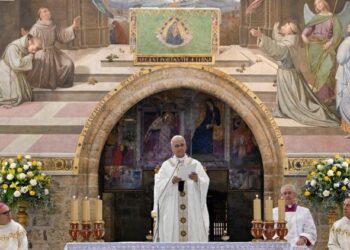 In Assisi, Pope encourages young people to ‘touch the suffering flesh of others’