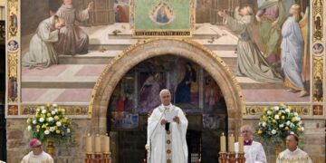 In Assisi, Pope encourages young people to ‘touch the suffering flesh of others’